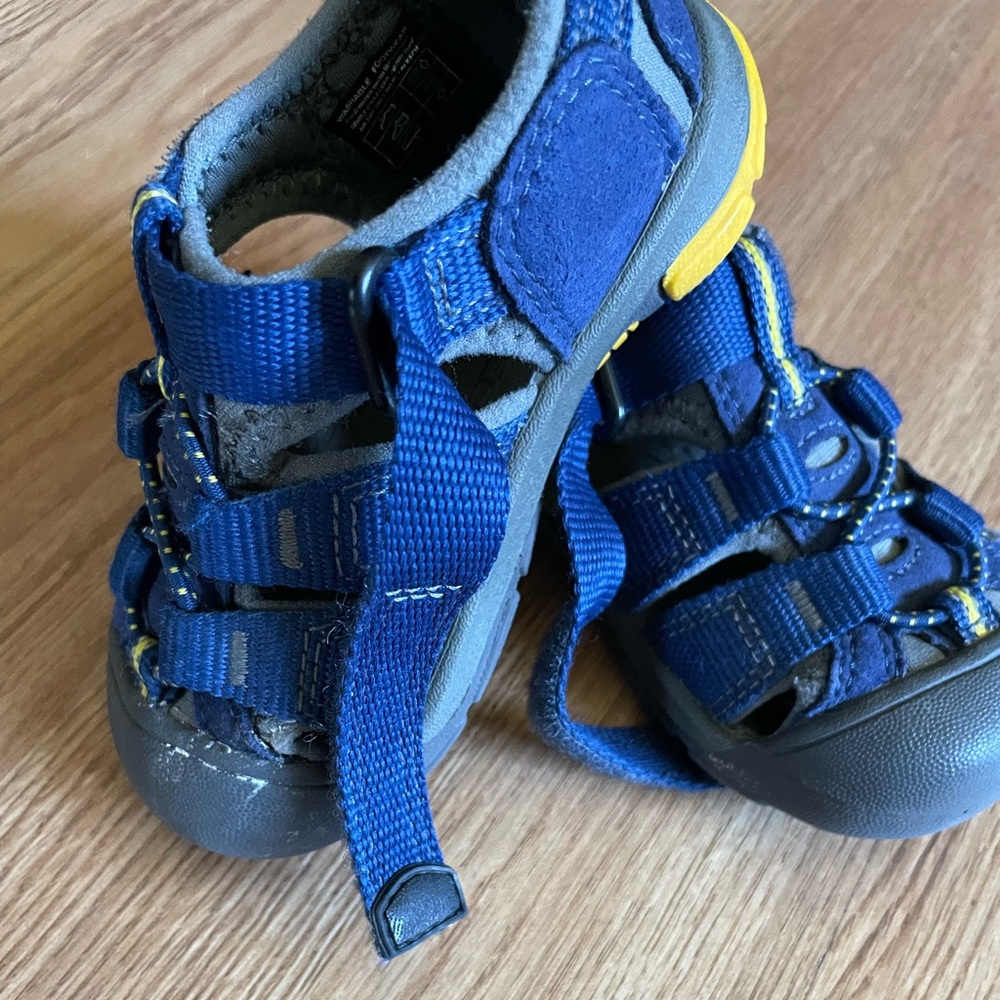 Keens size 6.  Barely used